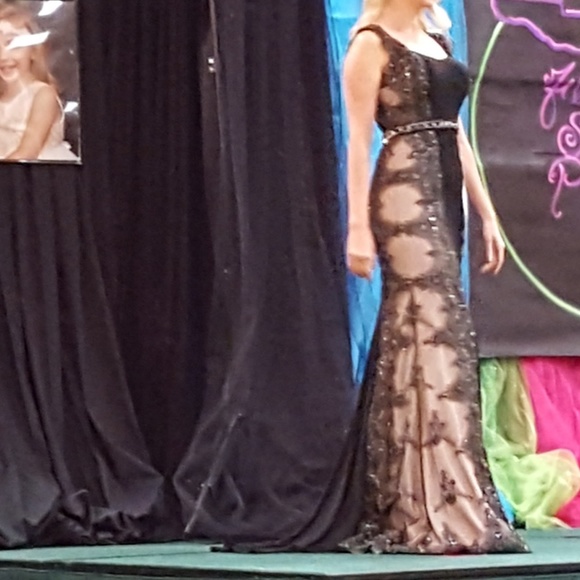 Black and tan gown size 6 - Picture 8 of 8